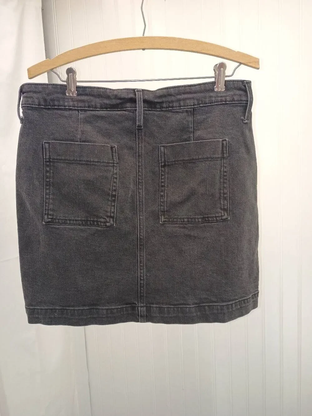 Old Navy black denim skirt. Size 8